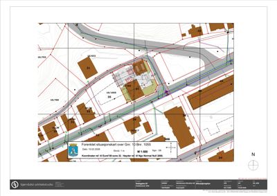 Forenklet situasjonskart som viser bygningens plassering i forhold til nabotomter, veier og topografi.