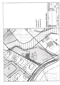 Situasjonsplan som viser tomtens form, høydeforhold (konturlinjer), nabotomter og bygningers plassering.