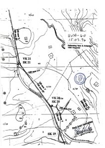 Situasjonsplan som viser topografi, vegnett, vannløp og bygningsplasseringer med referansepunkter (VK/SK).