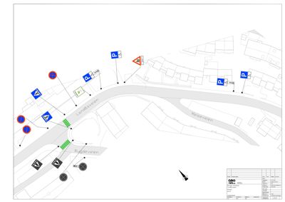 Situasjonsplan som viser bygningers plassering i forhold til veier (Landdøveien, Heiseveien, Ruggedveien) og trafikkregulering (parkering, forbud, advarsel).
