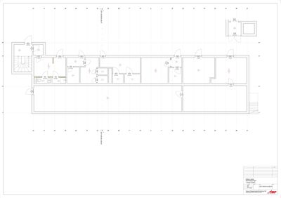 Etasjeplan som viser romfordeling, dører, vinduer og trapp i en bygning.