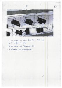 Situasjonsplan som viser tomtens plassering i forhold til naboer, veg og fylkesvei, med håndskrevne mål og notasjoner.