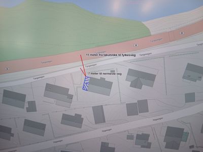 Situasjonsplan som viser tomtens plassering i forhold til nabotomter og veier (Tangevegen og Hagavegen), samt høydemål og avstandsmålinger.