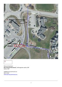 Satellittbilde (kart) over et område med vei, parkeringsplass og bygninger, med overlagte ruter og tekst som viser vannledningsnett og vannpumpe stasjon.