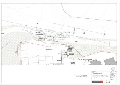 Situasjonsplan som viser terrengform, eksisterende og planlagte elementer (som avfall, støy-skjerm, gjerde), samt høydemål og vegforhold.