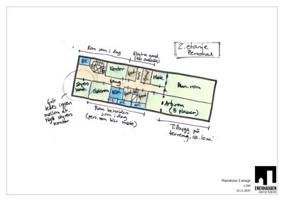 Et håndtegnede planskisse av 2. etasje for personal, som viser romfordeling, arealer og endringer i forhold til dagens situasjon.