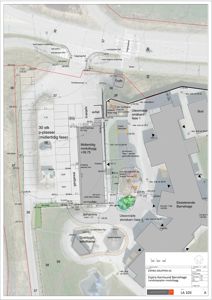 Situasjonsplan som viser tomtens grenser, eksisterende og planlagt bebyggelse (barnehage, modulbygg, p-plasser), vegger, stier, terrengforhold og høydemål.