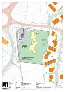 Situasjonsplan som viser tomtens beliggenhet, omgivende infrastruktur (veier, sporveier), nabobebyggelse og detaljert arealoppdeling med funksjonsbetegnelser (BTA, Grillhytte, Plass, Avfall, Overbygget sandkasse, Tilgjengelig utomhus lek).