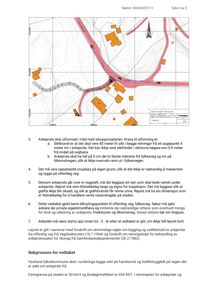 Bildet viser en situasjonsplan eller et kart over et område med bygninger, veier og terrengkonturer. Det inneholder også tekstdokumentasjon om avkjørsler og vedtak.