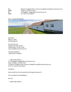 Fotografi av en hvit hytte eller bygning sett fra en vei.