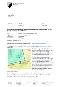 Situasjonsplan som viser avstand fra bygning til fylkesvegen og tomtegrense