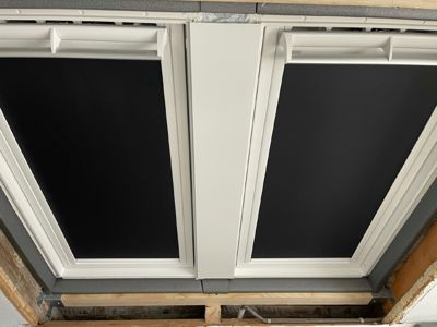 Fotografi av en taklykt (takvindu) sett fra innsiden under montering eller etter montering.