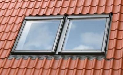 Fotografi av et tak med røde taktegl og to takvinduer.