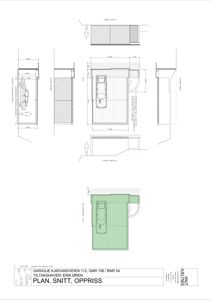 Tegning som viser etasjeplan (opprikk) og snitt av en garasje, med bil og mål angitt.