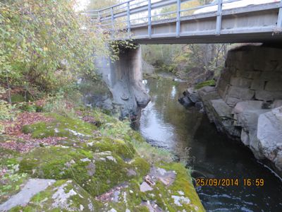 Fotografi av en bro over en elv eller bekke.