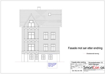 Fasadetegning av en trehus med vindusendringer og eksisterende terreng