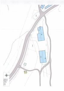 Situasjonsplan som viser tomtens grenser, plassering av bygninger, veier og topografi.