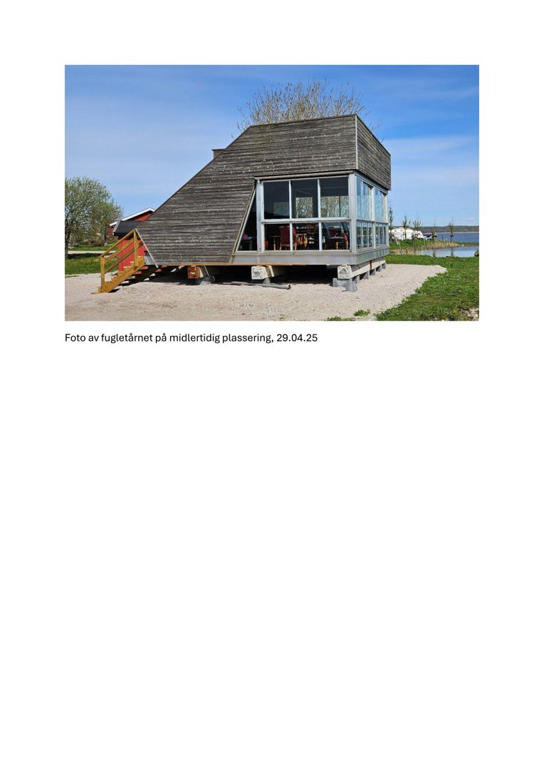 Fotografi av en ferdig bygning (fugletårn) på midlertidig plassering.