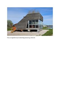 Fotografi av en ferdig bygning (fugletårn) på midlertidig plassering.