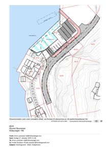 Situasjonsplan som viser bygningens plassering i forhold til veier og parkeringsområder.
