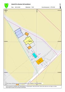 Situasjonsplan som viser tomtens grenser, nabolag, veier og plassering av bygninger med arealdata.