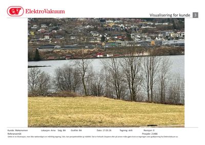 Fotografi av et industriområde ved vannet med en by i bakgrunnen.