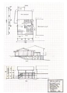 Fasadetegning (opprikk) av en bygning sett fra syd og nord, med mål og detaljer om tak og uteplass.