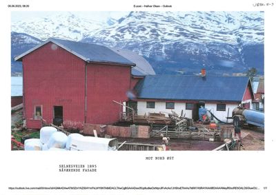 Fotografi av en eksisterende bygning (rødt skur og hvit uthus) med snødekte fjell i bakgrunnen. Bildet er merket 'NÅVÆRENDE FASADE' og 'MOT NORD ØST'.