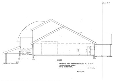 Snittegning av en bygning med mål og beskrivelse av konstruksjonen.