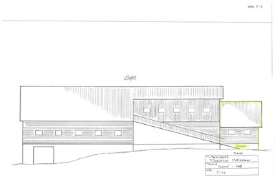 En håndtegnet fasadeopprikk (fra sør) av en bygning med skrått tak og flere vinduer.