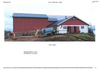 Fotografi av en eksisterende rød bygning med tekst 'MOT NORD' og 'SELNESVEGEN 1895. NÅVÆRENDE FASADE'.