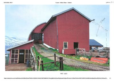 Fotografi av en rød bygning sett fra øst (MOT ØST), med håndskrevet notat 'Tilleggs' og pil.