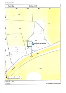 Situasjonsplan (kartutsnitt) som viser bygningens plassering i forhold til nabolag, veger og eiendomsgrenser.