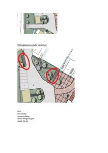 Situasjonsplan som viser plassering av sykkelplasser (markert med røde sirkler) i forhold til bygninger og beplantning.