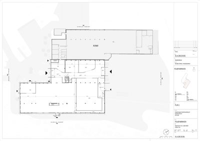 Etasjeplan (PLAN 1) som viser romfordeling og inngang til en bygning med 'KIWI' og 'FOLIEFABRIKKEN'.