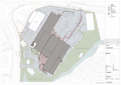 Situasjonsplan som viser bygningens plassering på tomten, omgivende infrastruktur, parkeringsplasser og vegetasjon.