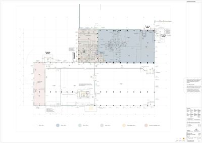 Etasjeplan (1. etasje) som viser romfordeling, innganger og funksjonelle soner i en bygning.