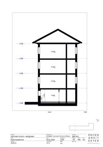 Snittegning (Snitt A) som viser bygningens tverrsnitt fra 1. etasje til tak, med høydemål og romfordeling.