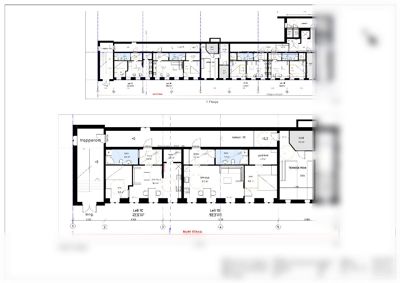 Bildet viser etasjeplaner (1. etasje) og et snitt (Utsnitt 1 etasje) for en boligblokk. Det er tegnet opp med romnavn, arealer og dimensjoner.