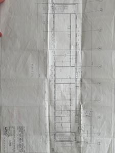 Etasjeplan (PLAN 1. ETVG) som viser romfordeling, dører, vinduer og mål for et bygningsetasje.