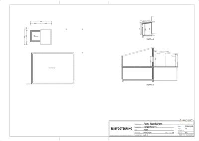 Tegning som viser tverrsnitt (snitt) av en bygning, inkludert etasjeplaner og detaljer for fundament og tak.
