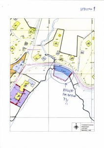 Situasjonsplan (tomtekart) med bygningsplasseringer, eiendomsnummer og en håndskrevet merknad om et resultat for 'Bryson'.