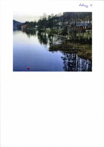 Fotografi av en bygning ved vannet, med skrift 'Vedlegg 4' øverst.