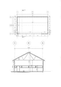 Snittegning som viser bygningens tverrsnitt med takform, innvendige høyder og romfordeling.