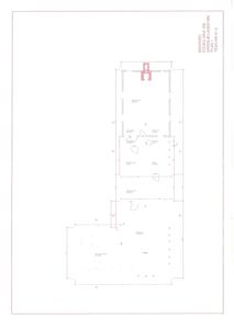 Plantegning av etasje 1 med romfordeling, dører og mål for en garasje og tilhørende utemiljø.