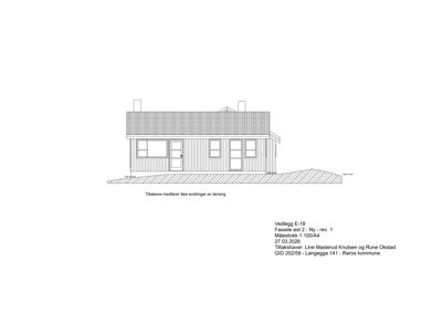 Fasadetegning som viser bygningens utsyn mot øst med vinduer, dører og takform.