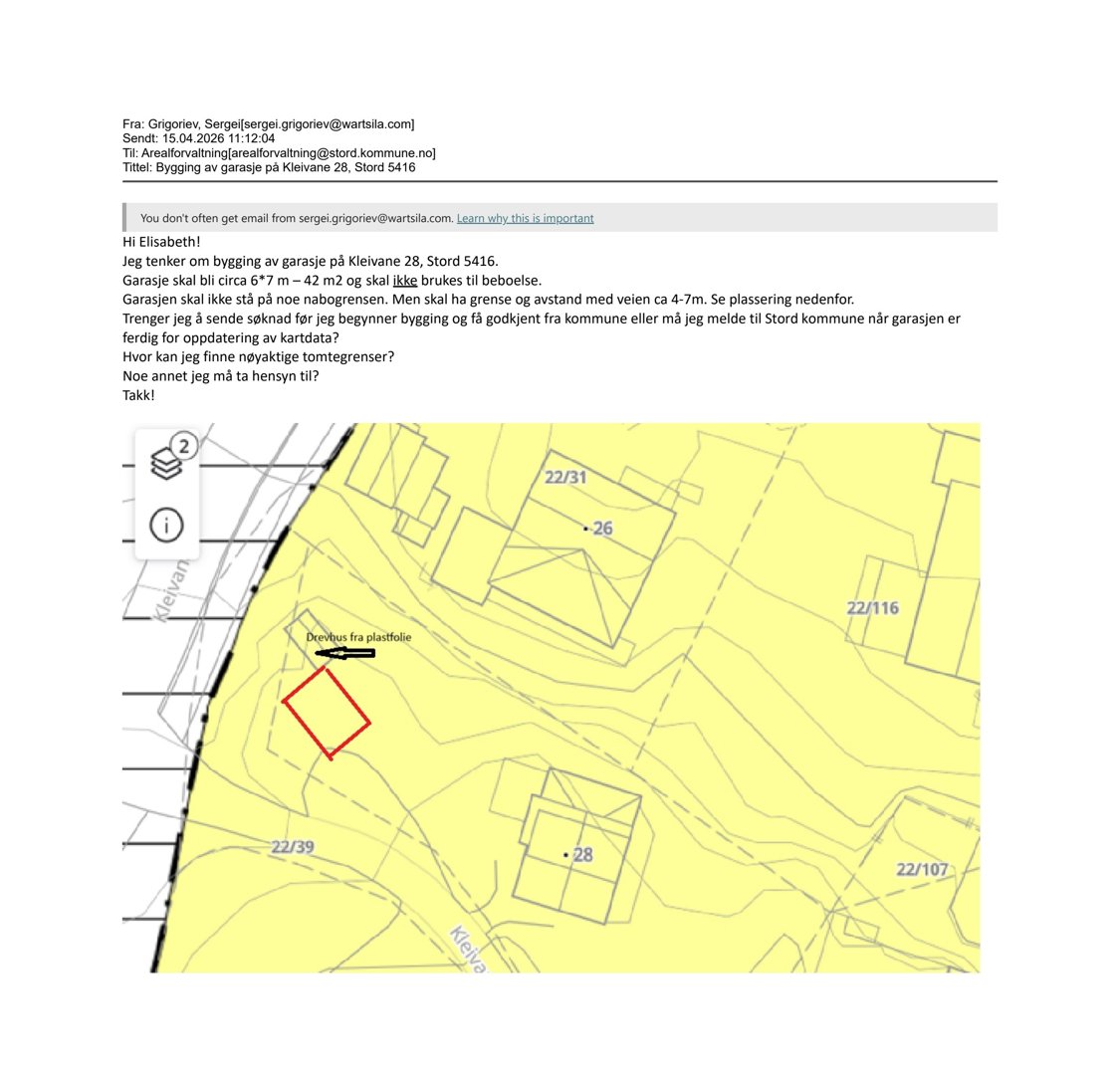 Situasjonsplan som viser tomtens plassering i forhold til nabolag, veg og topografi.
