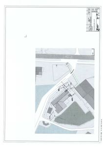 Situasjonsplan som viser bygningens plassering i forhold til vei og nabolag.