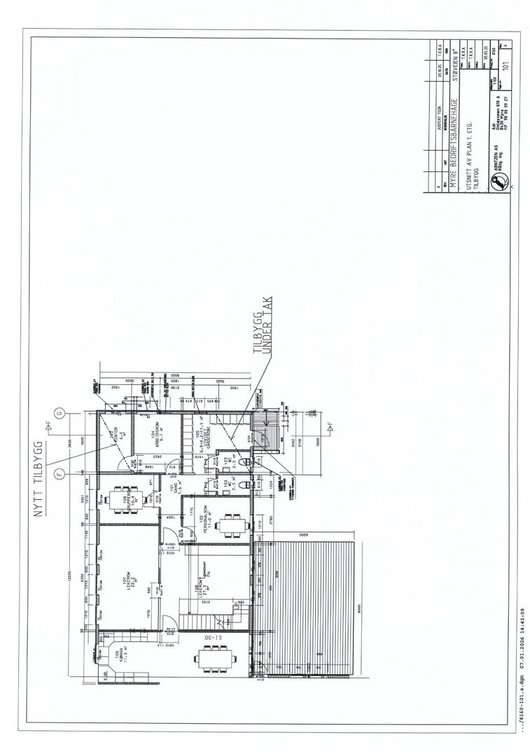 Etasjeplan for en bygning som viser romfordeling, veggposisjon og innvendige mål.