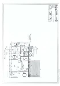 Etasjeplan for en bygning som viser romfordeling, veggposisjon og innvendige mål.